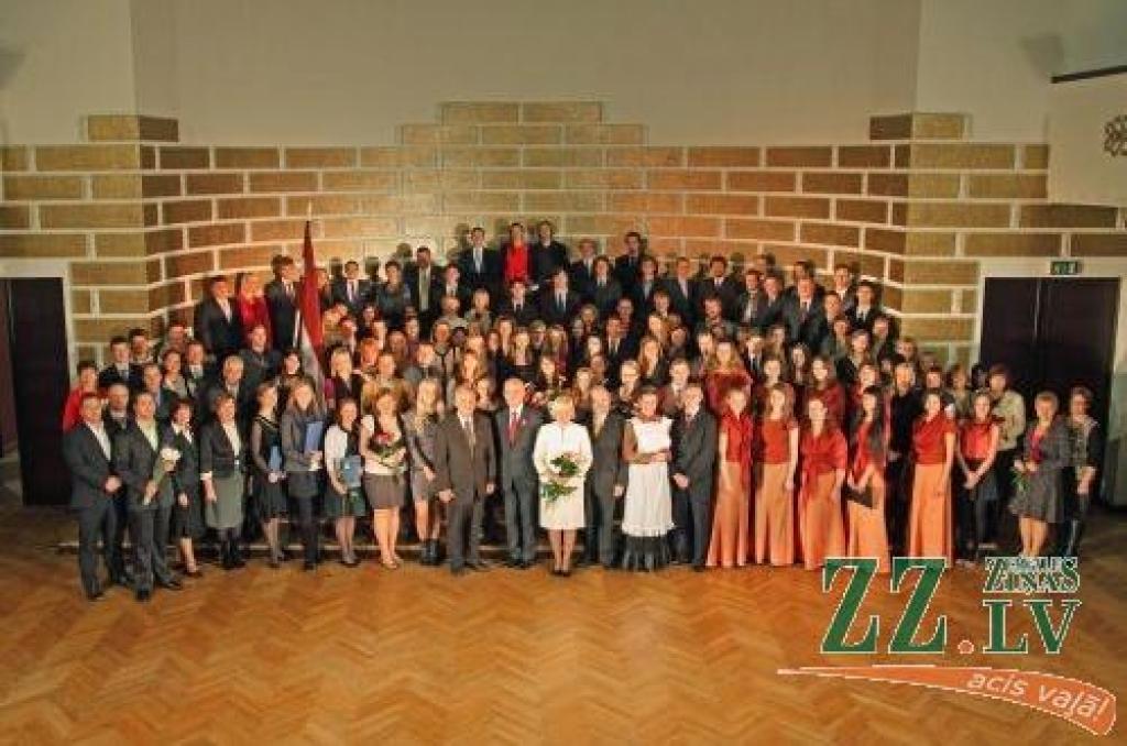 LU Fonda 2012./2013. ak.gada stipendiāti, mecenāti, stipendiju komisiju locekļi, LU Fonda pārstāvji un LU Studentu teātra aktieri. Svinīgā stipendiātu sumināšana LU Lielajā aulā 15. novembrī.
Autors: Toms Grīnbergs, LU Preses centrs