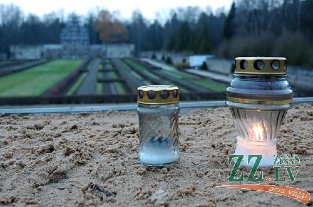 Pirms gada Latvijā tika sākta ziedojumu kampaņa Rīgas Brāļu kapu memoriālā piemiņas ansambļa atjaunošanai. Viens no pirmajiem darbiem, kas aizvadītā gada laikā paveikts par saziedotajiem līdzekļiem, ir 29 Zemgales un Kurzemes pilsētu, tostarp arī Jelgavas, ģerboņu atjaunošana uz  memoriālu noslēdzošās sienas. Par šo tēmu plašāk lasiet laikrakstā. 
Autors: Agris Samcovs