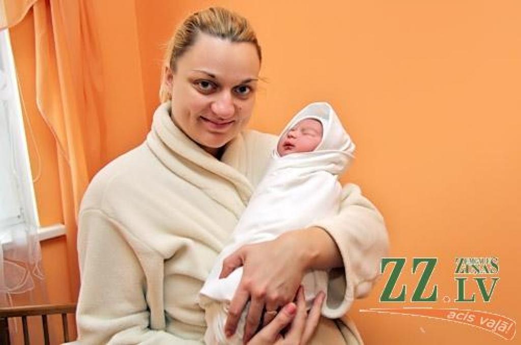 14. novembra rītā ar bērniņu bagātāki kļuvuši jelgavnieki Oļesja un Pāvels Belousi.
Autors: Agris Samcovs