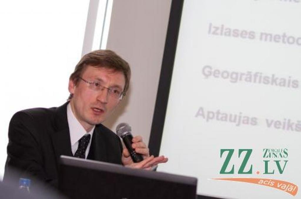 «Pētījums atklāj, ka Latvijas sabiedrības vecākā gada gājuma cilvēki savās cerībās ir daudz pieticīgāki par jauniešiem, ko visticamāk var saistīt ar pieredzes bagātāku cilvēku lielāku realitātes izjūtu par savām iespējām. Tajā pašā laikā jāatzīst, ka pētījuma rezultāti saistībā ar pensiju apmēru vecumdienās parāda diezgan izteiktu plaisu starp iedzīvotāju vēlmēm un to, ko reāli cer saņemt no valsts. Kopumā ticība pašreizējās pensiju sistēmas spējai nodrošināt vecumdienas iedzīvotāju vidū ir ļoti zema, ko, jādomā, var saistīt ar sabiedrības uzticības krīzi valsts varai, par kuras produktu var uzskatīt arī pensiju sistēmu. Tikai trīs procenti iedzīvotāju ir pilnībā pārliecināti, ka pašreizējā pensiju sistēma nodrošinās to vecumdienas, bet 51 procents uzskata, ka uz pašreizējo pensiju sistēmu nemaz nevar paļauties, tāpēc iztikšana vecumdienās ir jānodrošina saviem spēkiem,» skaidro tirgus un sabiedriskās domas pētījumu centra «SKDS» direktors Arnis Kaktiņš. 
Autors: Publicitātes foto