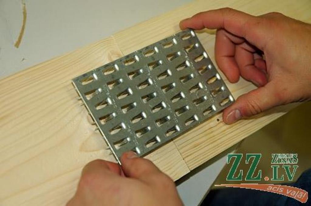 «Jau vairākus gadus tā ir mūsu prakse, ka studenti pēta jautājumus, kas aktuāli ražošanai. Ieguvums ir abpusējs,» atzīst Meža un koksnes produktu pētniecības un attīstības institūta direktora vietnieks Uldis Spulle, piebilstot, ka uzņēmēji ir arī gatavi prēmēt labāko darbu autorus. 
Autors: Agris Samcovs