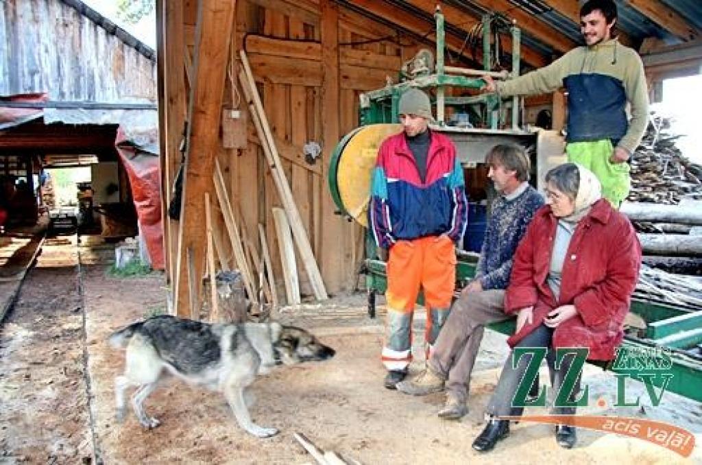 Kaļķis jeb agrākos laikos Plostmuiža – divi nosaukumi ir ciemam, kas atrodas Lielupes kreisajā krastā pie Rīgas – Liepājas šosejas tilta, blakus krustojumam ar Kalnciema – Kūdras ceļu. Uz abiem autoceļiem nekādas norādes par šo ciemu nav. Tomēr tajā ir pārdesmit māju ar vismaz pussimt iedzīvotājiem, kuri jūt piederību savai dzīvesvietai, kas lielākoties ietilpst Kalnciema, bet tālāk uz Ķemeru pusi – Valgundes pagastā. Piektdienas laikrakstā lasiet hronikās teikto par šīs apdzīvotās vietas aizsākumiem, kā arī cilvēkstāstus par to, kā viņi Kaļķī jūtas.
Autors: Agris Samcovs