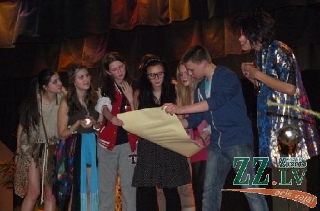 Teātra studiju Ziemassvētku vakars vecākiem. 19.12.2012. 
Autors: Jelgavas 1.ģimnāzija