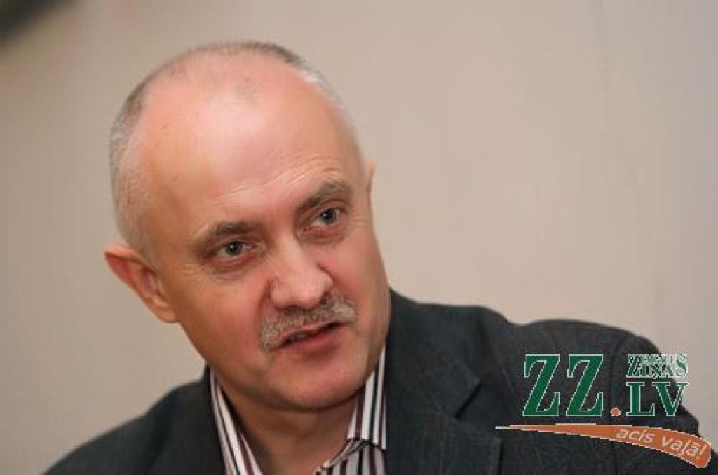 «Mums jāpanāk, lai labākie vidusskolu absolventi studētu informācijas tehnoloģijas, jo studijas ir smagas,» saka «Exigen Services Latvia» valdes priekšsēdētāja vietnieks Uldis Smilts, kurš ir pārliecināts, ka filiāles atvēršana Jelgavā uzlabos sadarbību ar LLU, nozarei piesaistot arvien jaunus speciālistus.
Autors: Agris Samcovs