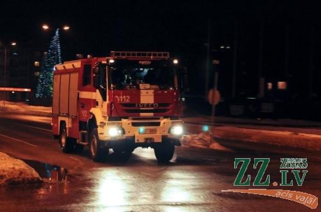 25.decembra vakarā ugunsdzēsēji steidzās uz ugunsgrēku Cenu pagastā.
Autors: Ruslans Antropovs, www.rusantro.com