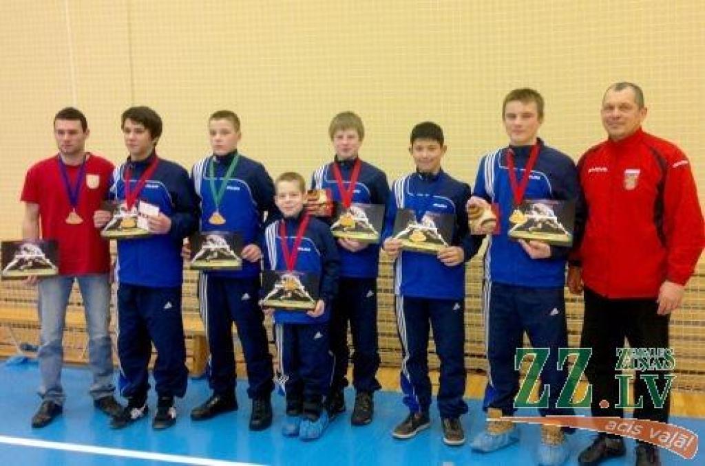 Autors: no kluba albuma