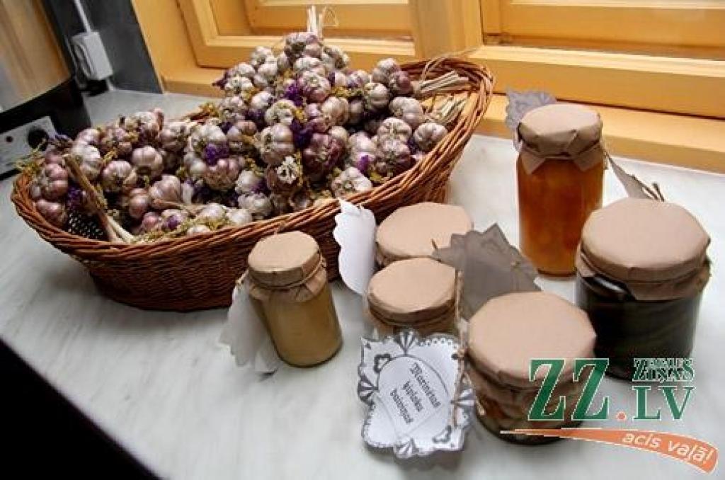 Zeiliņu ģimenei pēc egles mežā nav jāiet. 
Autors: Agris Samcovs