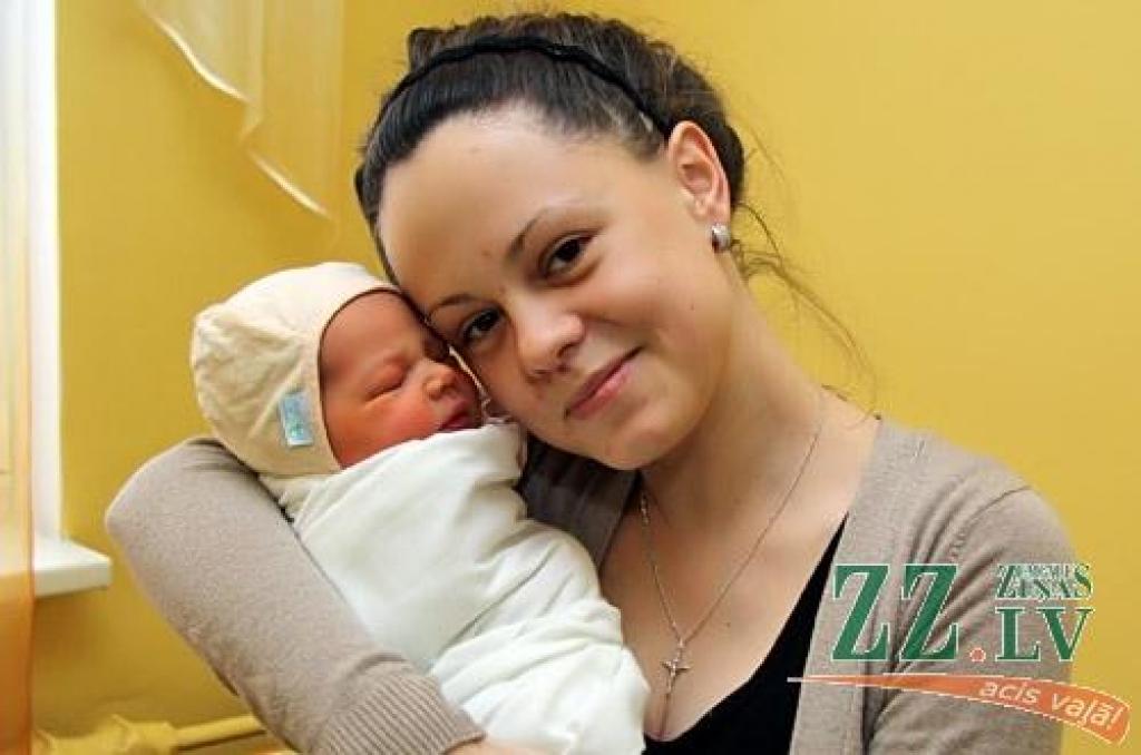 Laumas Rušiņas un Normunda Freimaņa pirmdzimtā meitiņa Gabriela par savu dienu izraudzījās 16. decembri, kad pasaulē nācis arī viņas vecvectētiņš.
Autors: Agris Samcovs