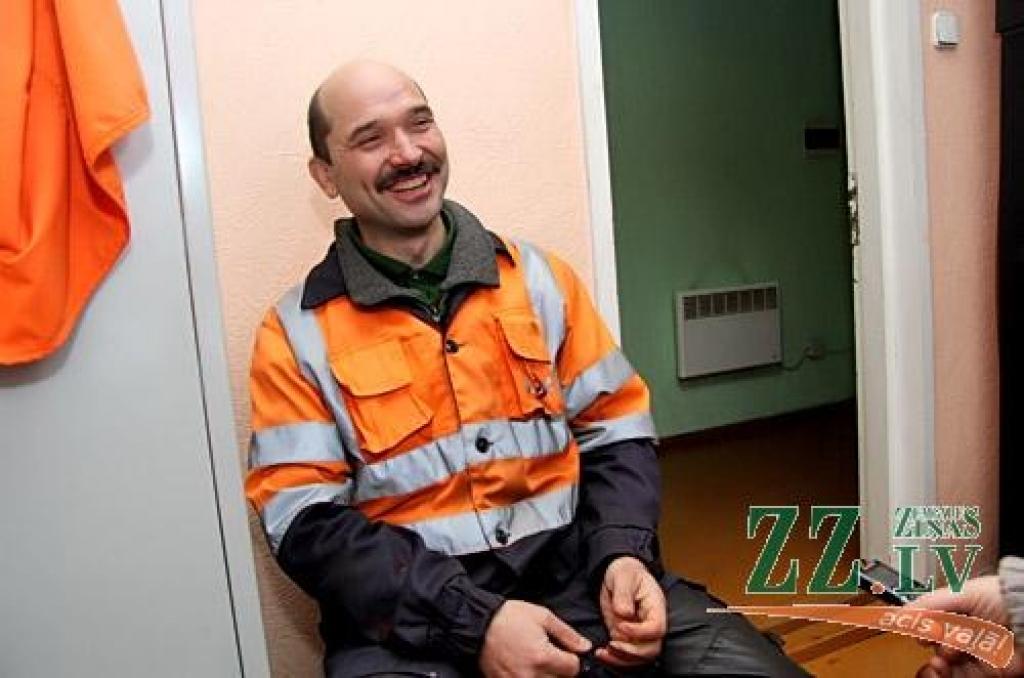 «Neviena zivs nav tik vērta, lai tā riskētu,» saka Sergejs Pupkovs, kurš pirms nedēļas no drošas nāves izglāba kādu pārgalvīgu zemledus makšķernieku. 
Autors: Agris Samcovs