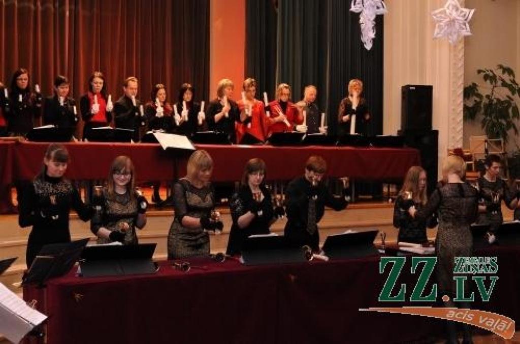 Pirmajos Ziemassvētkos Jelgavas Valsts ģimnāzijā izskanēja zvanu ansambļa «Accelerando» koncerts «Es dzirdēju zvanus skanam». Tajā piedalījās arī Cēsu zvanu ansamblis, Priekules mūzikas un mākslas skolas zvanu ansamblis un Ād.Alunāna...