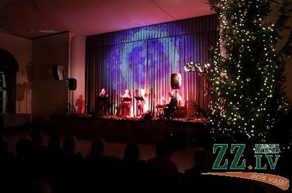 19.decembrī Jelgavas pilī izskanēja Igo, Ērika Upenieka un citu mākslinieku programma «Mans Ziemassvētku stāsts». Tajā skanēja latviešu komponistu skaņdarbi, kas veltīti Ziemassvētku tēmai, un ziemas esejas. Mūzikas noskaņas papildināja...
Autors: Agris Samcovs