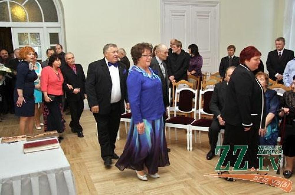 Turpinot jau par tradīciju kļuvušo zelta un sudrabkāzu pāru godināšanu, Jelgavas novada pašvaldības Dzimtsarakstu nodaļa sestdien rīkoja svinīgu pasākumu LLU Sudraba zālē. Bez sudrabkāzu un zelta kāzu gaviļniekiem pasākumā piedalījās arī...