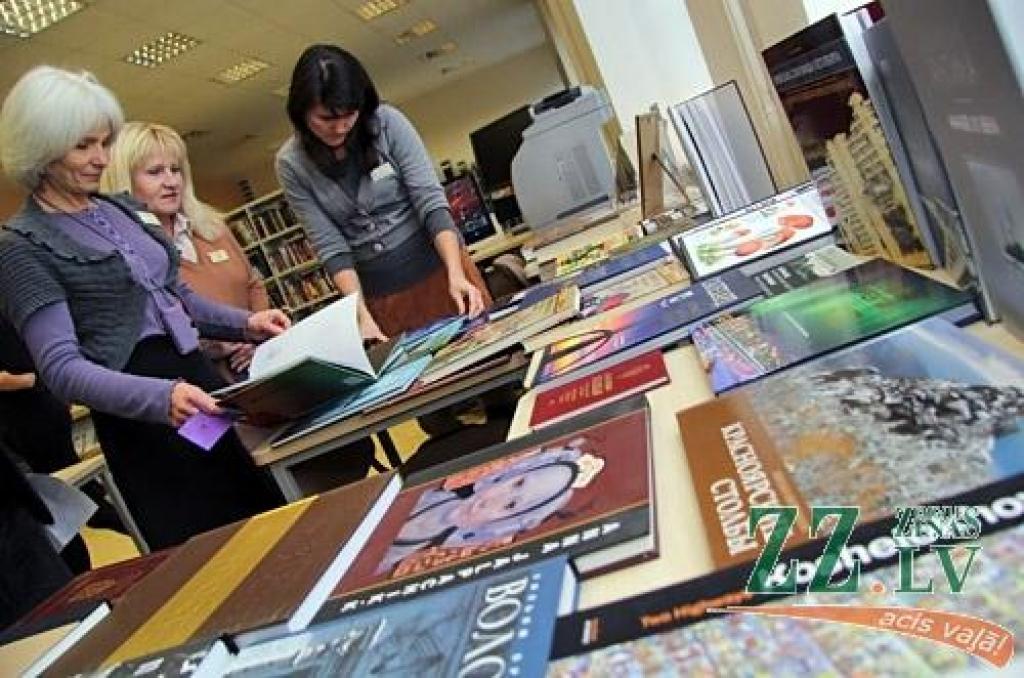 No 4.decembra līdz 2013.gada 3.februārim Zinātniskās bibliotēkas otrā stāva lasītavā atvērta  izstāde «Jelgavā top grāmata pasaulei», kurā interesenti var tuvāk iepazīties ar tiem Jelgavas tipogrāfijā tapušajiem izdevumiem, kas ikdienā...