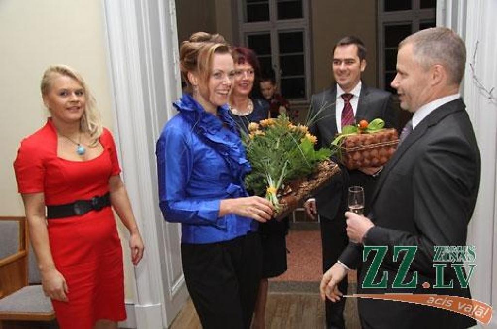 Jelgavas pilī sveikti konkursa «Zelta rapsis» laureāti. Konkurss, kas notiek piekto gadu, pulcēja pilnu pils aulu.
«Zelta rapsis» ir konkurss Latvijas rapšu audzētājiem, kas notiek ar mērķi noskaidrot ekonomiski efektīvāko rapšu audzēšanas...