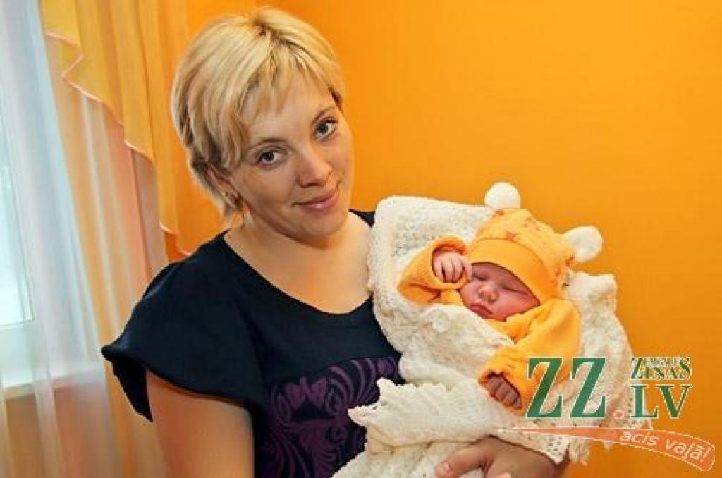 Jelgavnieku Līgas un Mareka Krūmiņu ligzdiņa nu jāvij lielāka, jo pirmajā adventē viņiem piepulcējies mazais Rojs.
Autors: Agris Samcovs