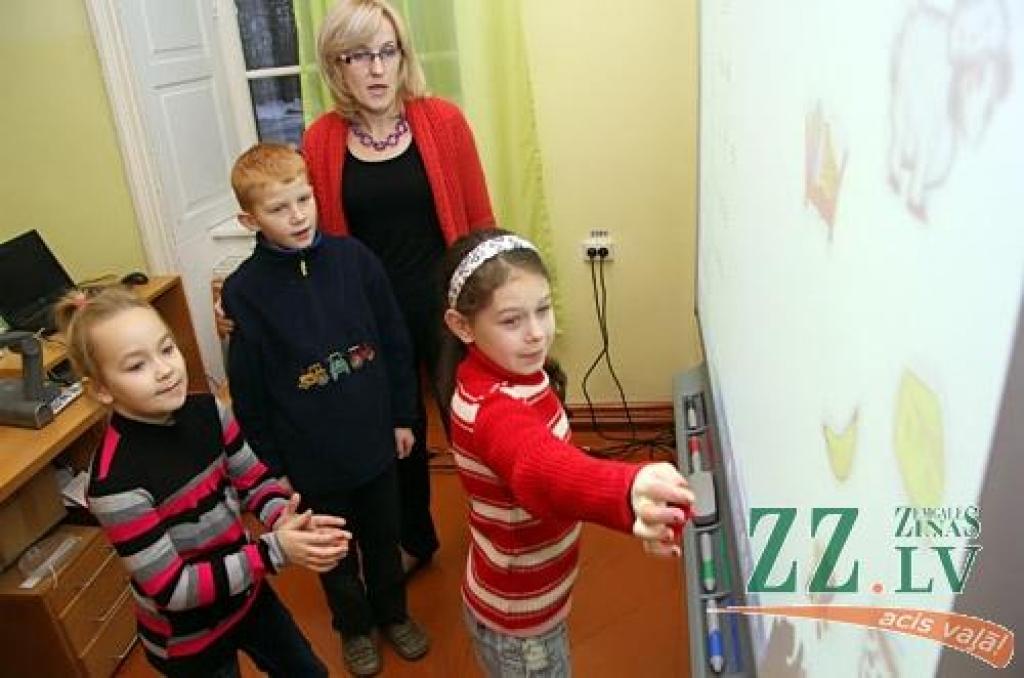 Par mazās skoliņas ikdienu lasiet reportāžā otrdienas laikrakstā.
Autors: Agris Samcovs