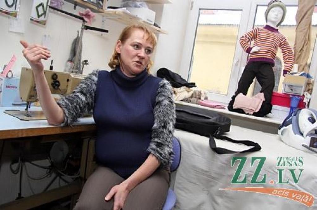 Piektdienas laikrakstā Jelgavas stāstu  rubrikā par savu dvēselē un smagā darbā izauklēto uzņēmumu «Ramonas darbnīca» stāsta tās īpašniece Ramona Krūmiņa.
Autors: Agris Samcovs