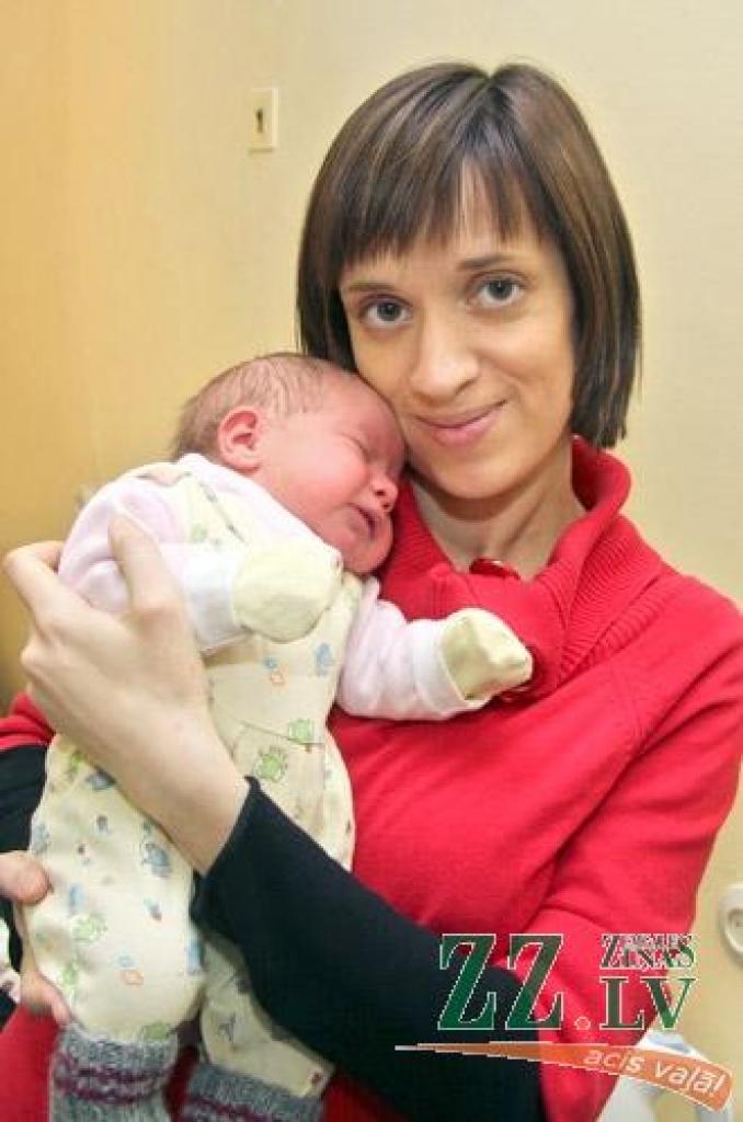 Prieka pilns jaunais gads iesācies jelgavnieku Angelīnas un Alekseja Smirnovu ģimenē, jo 5. janvārī pulksten 14.57 viņi sagaidīja savu meitiņu Juliānu.
Autors: Agris Samcovs