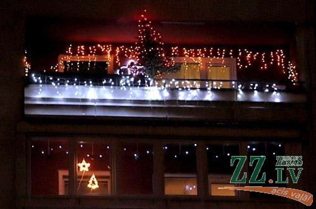 Jelgavas pašvaldības komisija apskatījusi ap pussimt izgaismotāko objektu visā pilsētā, bet  uzvarētājus konkursā «Gaišākais pilsētvides objekts» sola nosaukt nākamnedēļ. «Zemgales Ziņās» piektdien iespējams aplūkot daļu no gaišakajām ēkām
Autors: Agris Samcovs