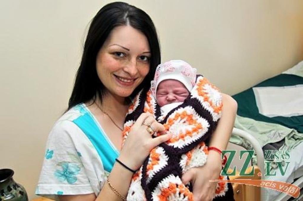 Ar vēl vienu meitiņu, kurai vārds tiek domāts, kuplāka kļuva jelgavnieku Gitas un Alekseja Gavrišu ģimene.
Autors: Agris Samcovs