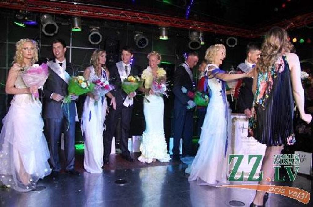 Naktsklubā «Tonuss» noteikti konkursa «Mis un Misters Jelgava 2012» uzvarētāji. No desmit pretendentiem skaistumkaralienes kroni šogad nesīs valgundniece Spīdolas ģimnāzijas 12.klases skolniece Sintija Blūma, bet par «Misteru Jelgava»...