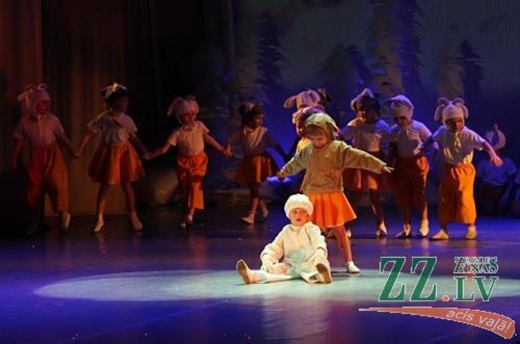 Horeogrāfiskais uzvedums «Ziemas pasaka» pirmizrādi piedzīvoja decembrī, īsi pirms Ziemassvētkiem, bet sestdien bērnu un jauniešu deju kolektīvs «Vēja zirdziņš» aicināja uz labdarības izrādi – biļetes kasē bija dabūjamas bez maksas un...