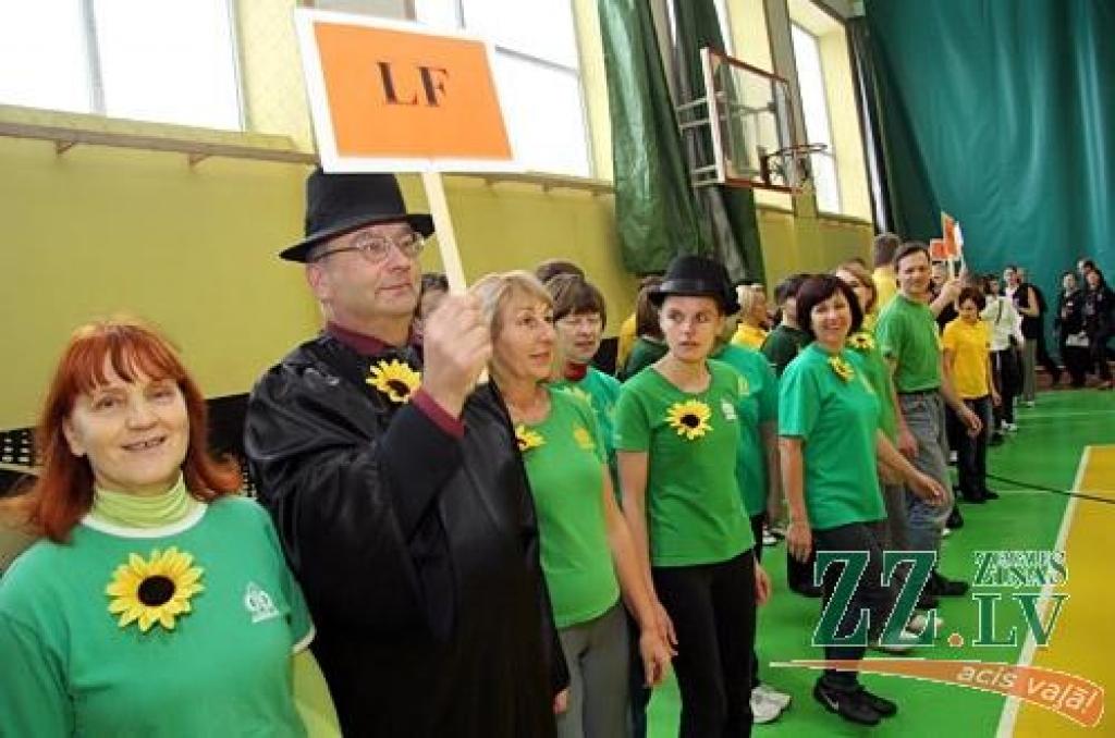 Gadskārtējo Sporta dienu LLU darbiniekiem bija noorganizējis augstskolas Sporta klubs – 11 struktūrvienību komandas mērojās spēkiem tradicionālos un netradicionālos sacensību veidos. Kopvērtējuma uzvarētāju kausu nopelnīja Informācijas...