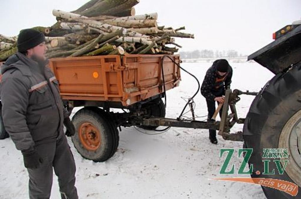 Šonedēļ Ozolnieku novada zemnieku saimniecības «Liepziedi» vīri no vītoliem un kārkliem attīrījuši sava lauka malu gar Emburgas – Codes ceļu. 
Autors: Agris Samcovs