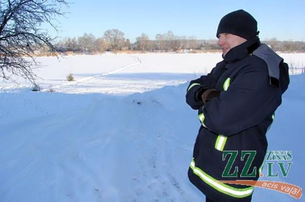 Ziemas vidū pār upēm tiek iemītas ledus takas, kas gājējiem iztaisno ikdienas ceļus, kā arī aizved uz zemledus makšķernieku āliņģiem, tomēr trūkst noteikumu, kas reglamentētu, kā būtu jāpārvietojas pa aizsalušiem ūdeņiem.
Autors: Agris Samcovs
