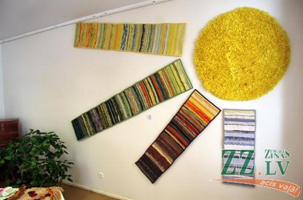 Pašmāju rokdarbnieču prasmīgie darinājumi un tautas fotostudijas «Bauska» dalībnieku tvertie mirkļi. Šāda «divi vienā» izstāde interesentiem sarūpēta Zaļenieku kultūras namā.
Iestādes vadītāja Inese Segliņa stāsta, ka pagasta rokdarbnieces...