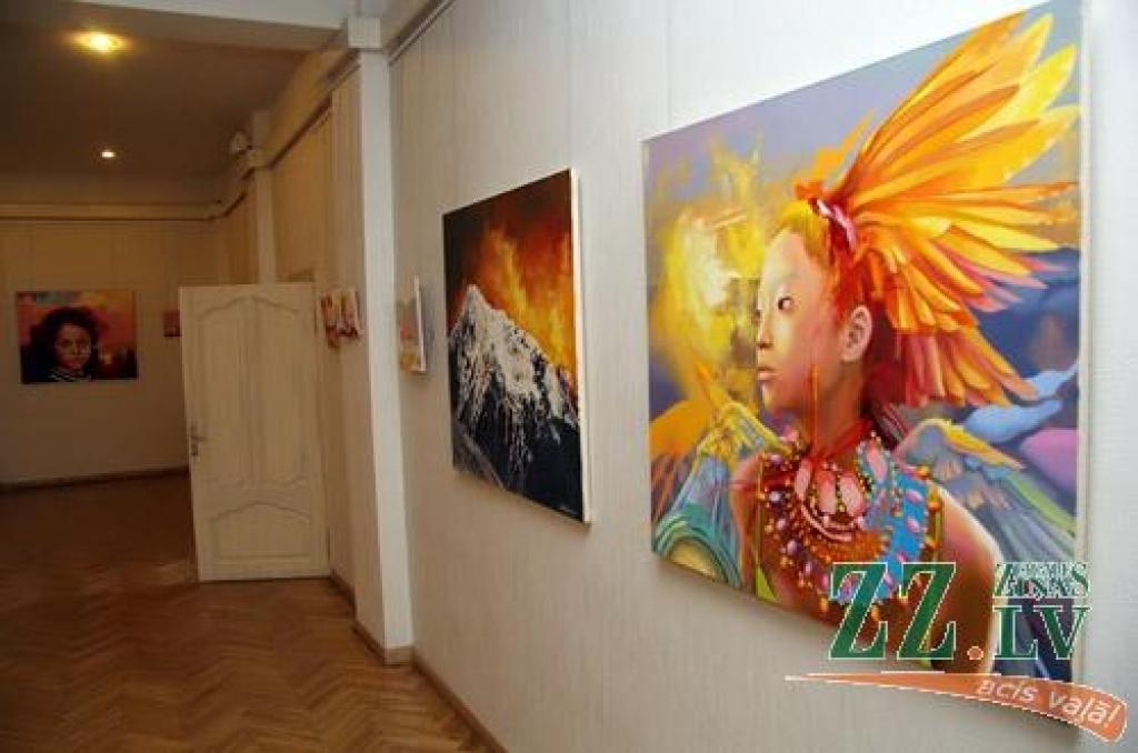 Jelgavas kultūras nama otrajā stāvā skatāmas gleznotājas Sandras Silevičas lielformāta gleznas.
Ekspozīcija ir raiba kā pašas 1986.gadā dzimušās mākslinieces radošā biogrāfija. S.Sileviča studējusi filoloģiju Latvijas Universitātē,...
Autors: Agris Samcovs