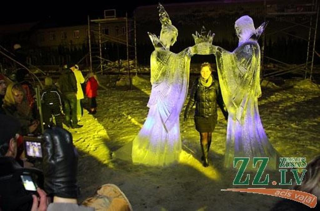 XV starptautiskajā Jelgavas ledus skulptūru festivālā uzvar Krievijas pārstāvju Andreja Molokova un Sergeja Celebrovska «Meitene uz Mēness», individuālo skulptūru kategorijā – lietuvieša Donāta Mockus «Melns un balts». Lietuviešu ledus...