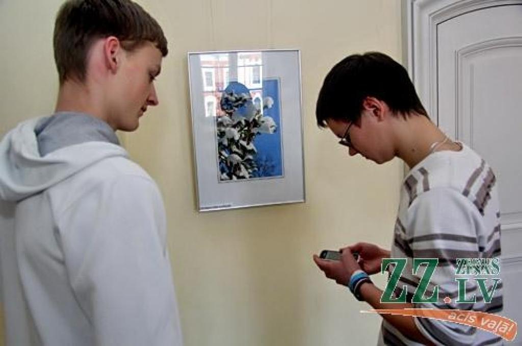 Jelgavas pils aulas foajē no 6.februāra apskatāma fotogrāfa Raivo Freimaņa personālizstāde «Četri gadalaiki fotostāstos», kurā caur objektīva aci apskatāms mākslinieka redzējums par Latvijas gadalaikiem. 
R.Freimanis ar fotografēšanu...
Autors: Agris Samcovs