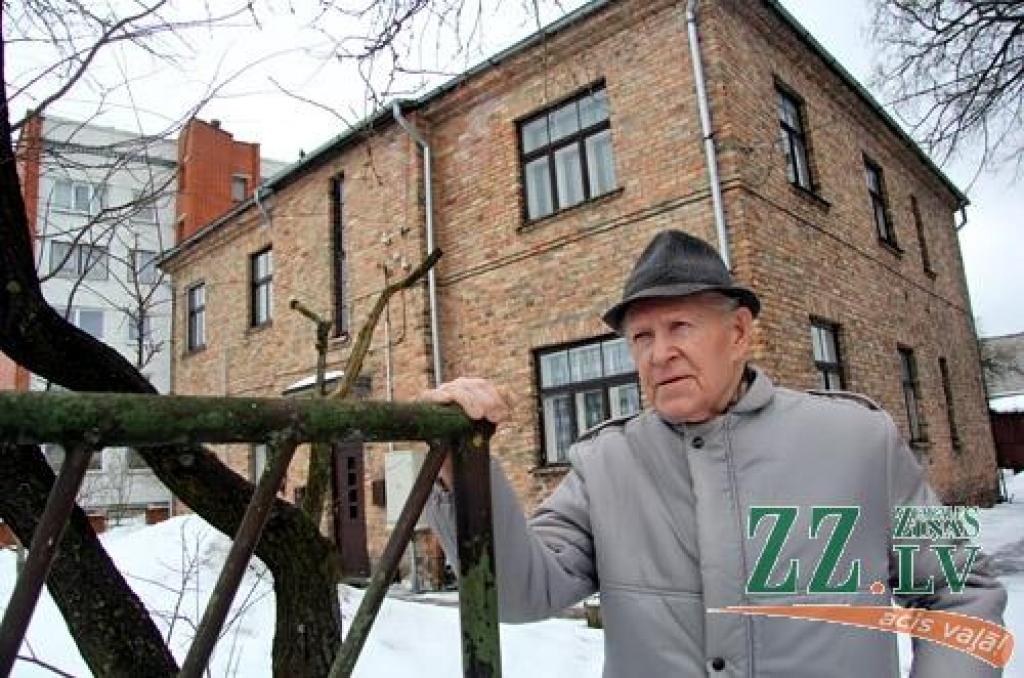 Kaut arī keramiķa vecmeistara Alberta Blūma dzīvē aizsācies devītais gadu desmits, viņš vēl aizvien vērīgi seko notikumiem pasaulē, lasa avīzes un grāmatas, pats iet uz tirgu, mundri veic mājas soli, kā arī nav atstājis savu podnieka virpu. 
Autors: Agris Samcovs