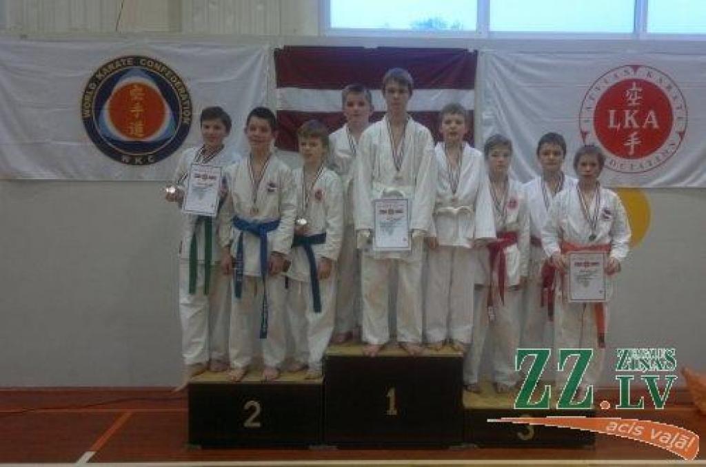 Autors: no kluba albuma