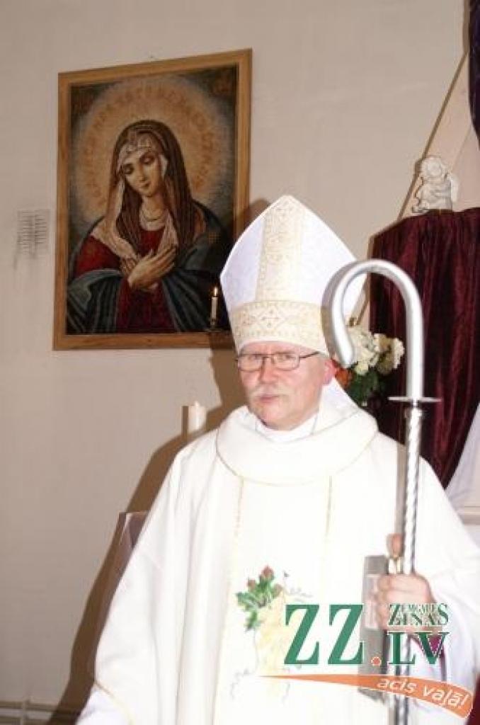 «Anglokatoļi neaicina atpakaļ viduslaikos, bet piedāvā būvēt savu garīgo māju uz klints, nevis smiltīm,» iepazīstinot ar savu konfesiju, teic nule (9. februārī) iesvētītais Anglokatoļu misijas Latvijā bīskaps Jānis Ints Danielsons. 
Autors: no arhīva