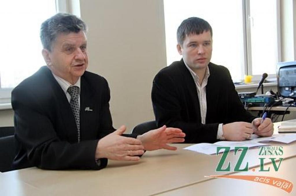 «Risinot pilsētas problēmas, divos gados iegūta iedzīvotāju uzticība,» tā intervijā «Zemgales Ziņām» atzīst pašvaldības iestādes «Pilsētsaimniecība» vadītājs Andrejs Baļčūns un Pašvaldības operatīvās informācijas centra vadītājs Gints Reinsons. 
Autors: Agris Samcovs