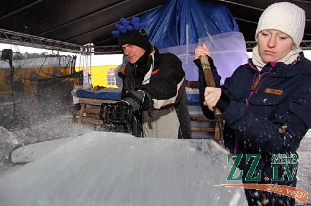 Tomēr kādā pievakarē «Ziņām» izdevās sastapt latviešu tēlnieci Inesi Valteri-Ūlandi un lietuviešu mākslinieku Donātu Mocku, kuri, iepriekšējā dienā pabeiguši veidot individuālās skulptūras, gatavojās uzsākt savu kopdarbu, jo abi startē vienā komandā – tāpat kā janvārī Krievijas atklātajā čempionātā un vēl vairākos pasākumos. 
Autors: Agris Samcovs