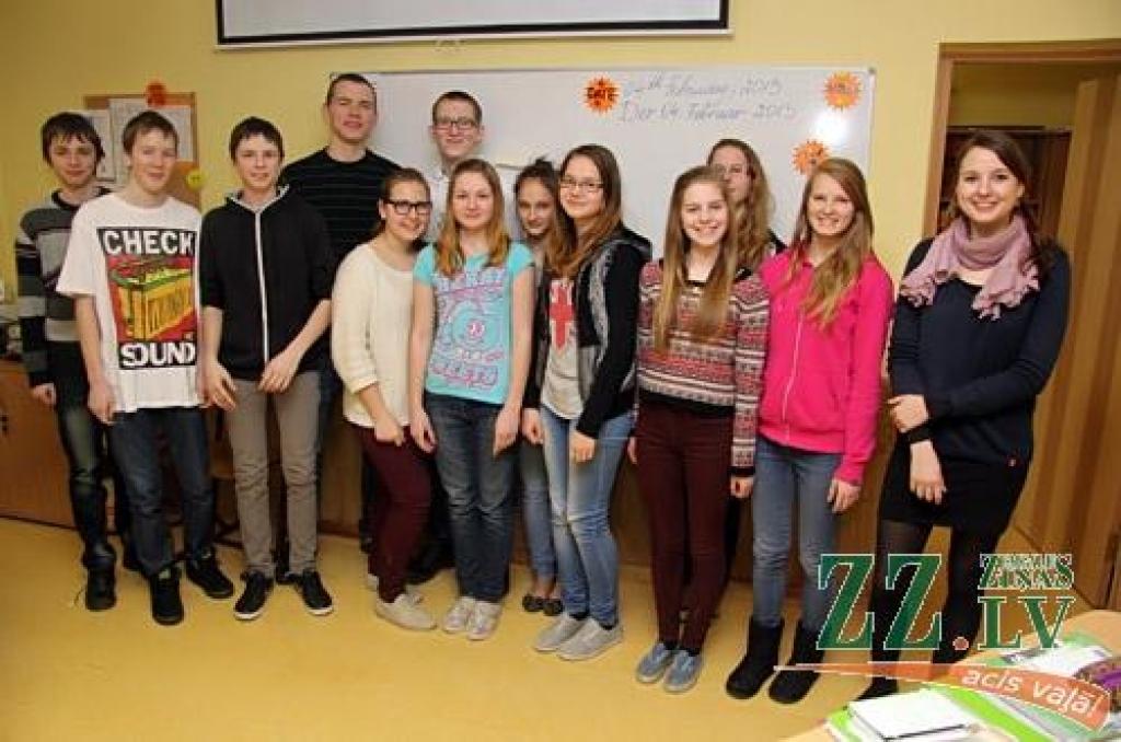«Man patīk, ka Latvijā svešvalodu apguvē skolā liels uzsvars tiek likts uz grupu darbu. Kad es pati mācījos, visas klases priekšā bija skolotājs, kurš stāstīja, kas mums būtu jāzina, un tad rakstījām kontroldarbu,» teic «bez piecām minūtēm» skolotāja no Ķelnes Vācijā Anne Šiminski. 
Autors: Agris Samcovs