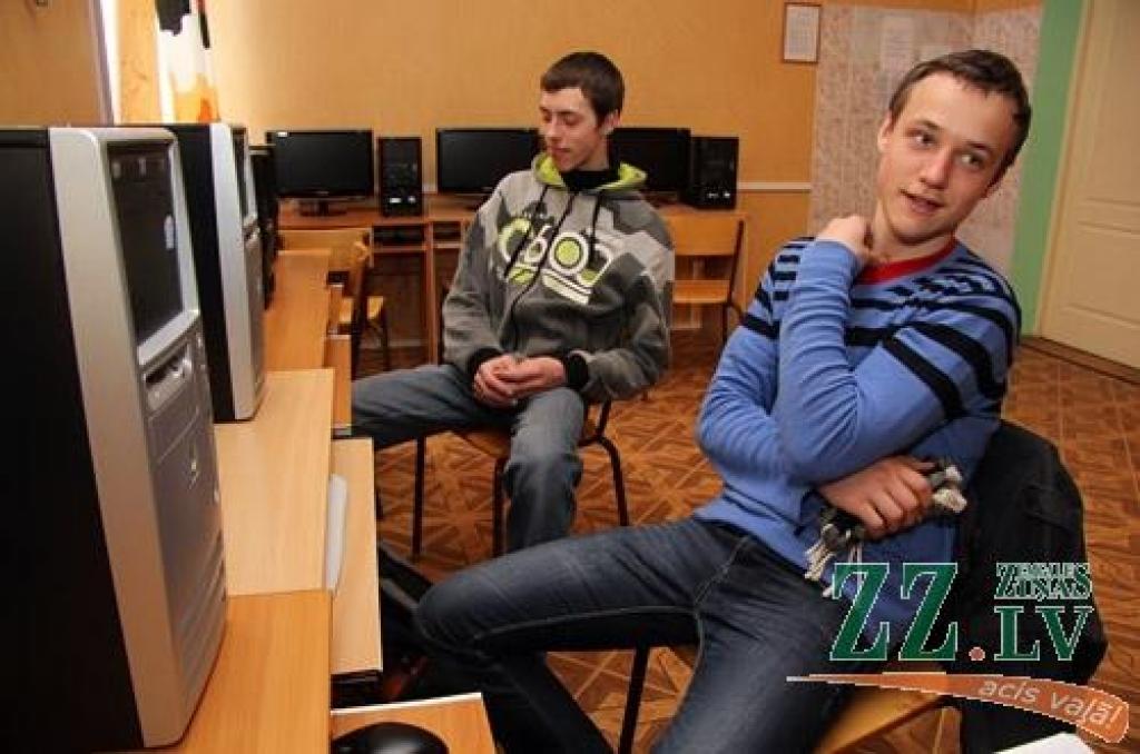 Nodarbinātība, e-prasmes ikdienai un datu drošība ir galvenās tēmas, kas šajās dienās bibliotēkās un izglītības iestādēs tiek aplūkotas jau par tradīciju kļuvušajā E-prasmju nedēļā. Informātikas un vizuālās mākslas skolotājs Vilnis Eliņš sesavniekiem apņēmies, piemēram, dalīties pieredzē par iepirkšanos internetā, elektroniskā paraksta iespējām un tehnoloģiju jaunākajām tendencēm.   
Autors: Agris Samcovs