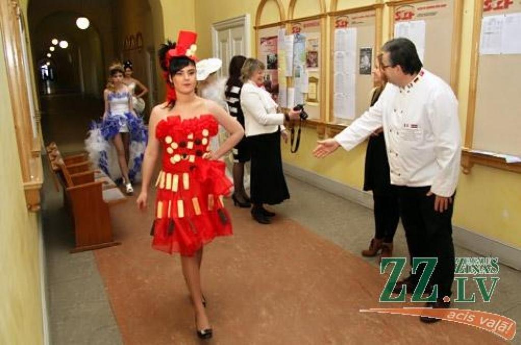 «Kā tajā dziesmā – krāsaini tērpi, puķes un lūpas. Taču šoreiz konteksts ir franču kultūra.» Ar šiem Latvijas Lauksaimniecības universitātes Sociālo zinātņu fakultātes dekāna Voldemāra Barisa vārdiem vakar Jelgavas pilī tika atklāts...