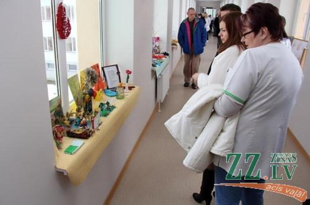 Slimnīcas «Ģintermuiža» pacienti, tuvojoties Lieldienām, sarūpējuši savu darinājumu izstādi, kas skatāma dziednīcas administrācijas ēkai piegulošajos gaiteņos. «Izstādes pie mums nav reta parādība, tās rīkojam apmēram reizi ceturksnī,»...
Autors: Agris Samcovs