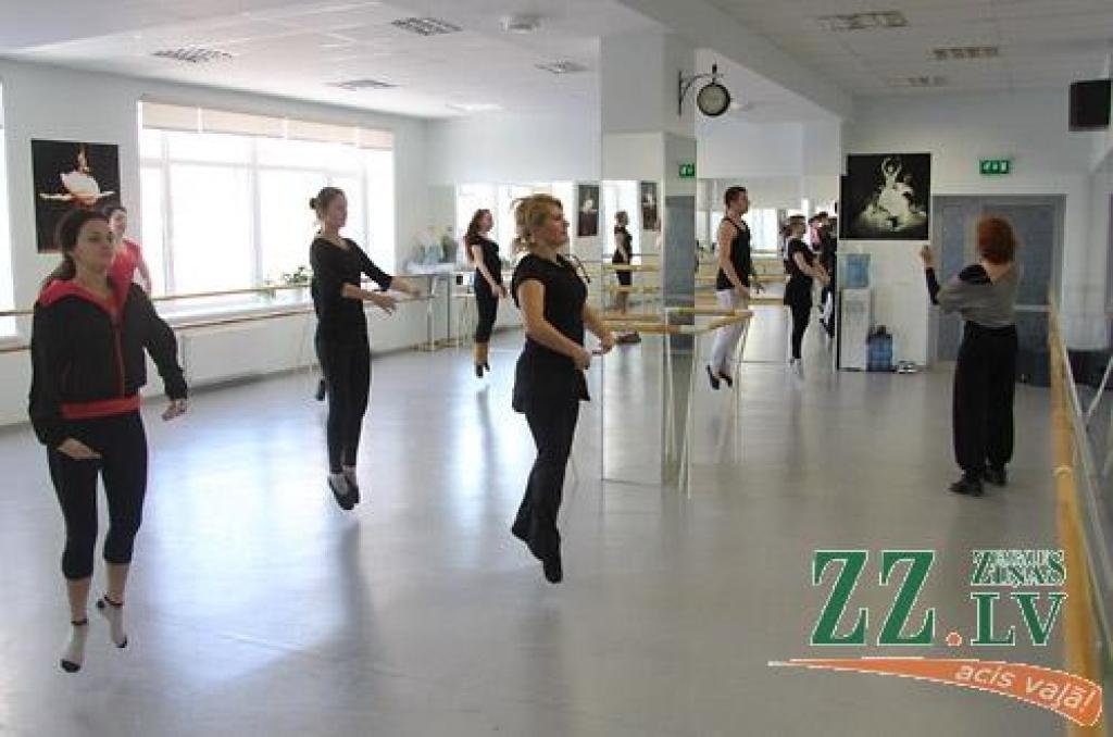 Deju studijas «Benefice» organizētajā «Vecāku dienā» dejotāju vecāki varēja gan apskatīt deju centru «Cukurfabrika» Pārlielupē, gan atpūsties klubā «Mojito», kur aktivitāšu netrūka ne vecākiem, ne citiem apmeklētājiem.