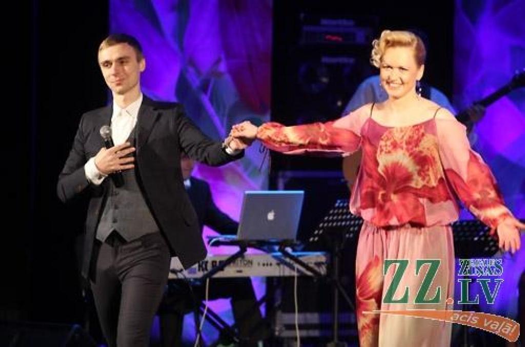 Stāstu par pavasari, mīlestību, sapņiem un kaisli skaistākajā mīlestības valodā – mūzikā – caur liriski smeldzīgām, dvēseliskām, nopietnām un jautrām gan latviešu komponistu melodijām, gan mīlas dziesmām no pasaulslavenu izpildītāju...