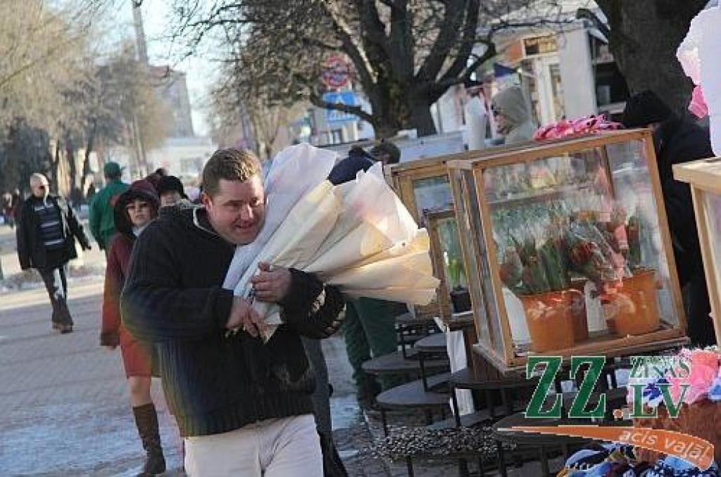Absolūtais vairākums – 98 procenti – Latvijas ekonomiski aktīvo sieviešu vecumā no 18 līdz 55 gadiem priecātos 8.martā, Starptautiskajā sieviešu dienā, saņemt apsveikumus, ziedus vai kādas citas dāvanas. Jelgavnieki 8.martā parūpējušies,...
Autors: Agris Samcovs