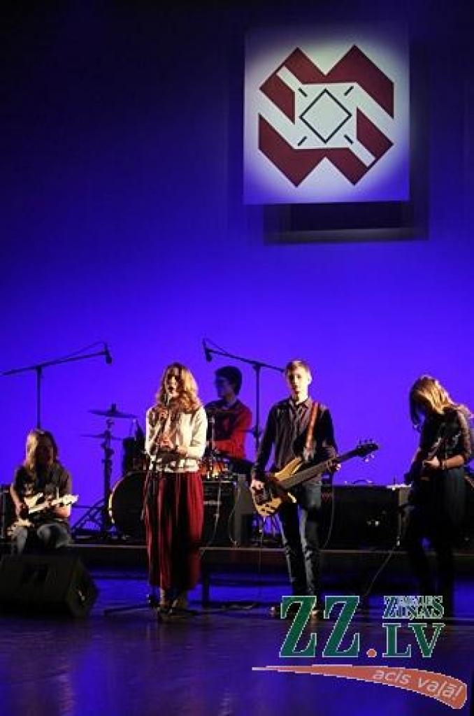 Jelgavas Spīdolas ģimnāzijas ansamblis meklē savu stilu, spēlē izlaidumos un skolas ballēs.
Autors: Agris Samcovs