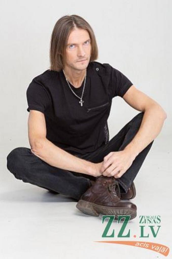  Tā kā «Pērkona» (un arī «Menueta») bundzinieks Ikars Ruņģis ārpus skatuves un pedagoģiskās darbības savu ikdienas dzīvi vada Jelgavā, «Zemgales Ziņas» izmanto izdevību pirmo «Sapumpurotā zara» koncertu iespaidus uzzināt no pasākumā tieši iesaistītās personas. 
Autors: Publicitātes foto