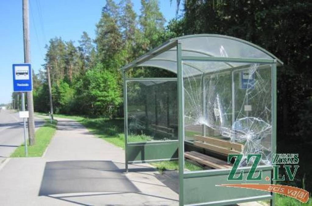 Jāatgādina, ka pērn sabojāta arī pietura «Pansionāts» Ozolniekos, taču vainīgais atrasts nav, zz.lv skaidro novada pašvaldības sabiedrisko attiecību speciāliste Evita Kairiša.
Autors: Ozolnieku novada pašvaldība