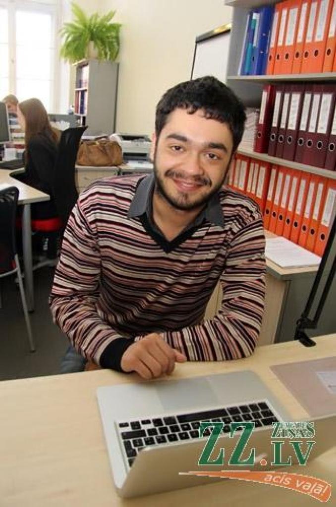 «Kad februārī ierados Latvijā, savā mūžā tik daudz sniega nebiju redzējis! Lai gan nevar salīdzināt ar manu dzimteni Itāliju, kur patlaban ir kādi 20 grādi, priecājos, ka paliek aizvien siltāk. Taču es nesūdzos – tā bija mana pirms četriem gadiem apzināti izdarīta izvēle doties uz ārzemēm,» teic Latvijas Lauksaimniecības universitātē sastaptais stažieris Domeniko Valenca. 
Autors: Agris Samcovs