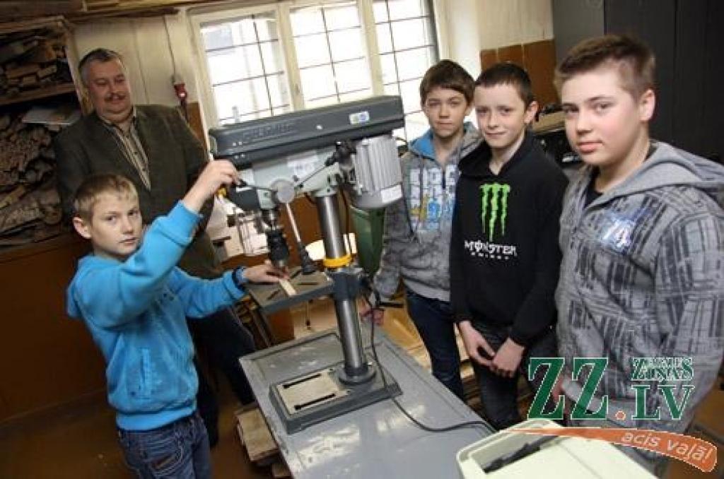 «Protams, iekārtas ir ļoti vērtīgas. Nemaz nevar salīdzināt ar iepriekšējām, kas varētu būt pat par mani vecākas,» Līvbērzes vidusskolas mājturības un tehnoloģiju skolotājs Zigmārs Rozenvalds priecājas par «Leader» projektā iegūtajiem galdniecības instrumentiem. Paredzēts, ka ar tiem drīzumā varēs aktīvi darboties arī pagasta iedzīvotāji.
Autors: Agris Samcovs